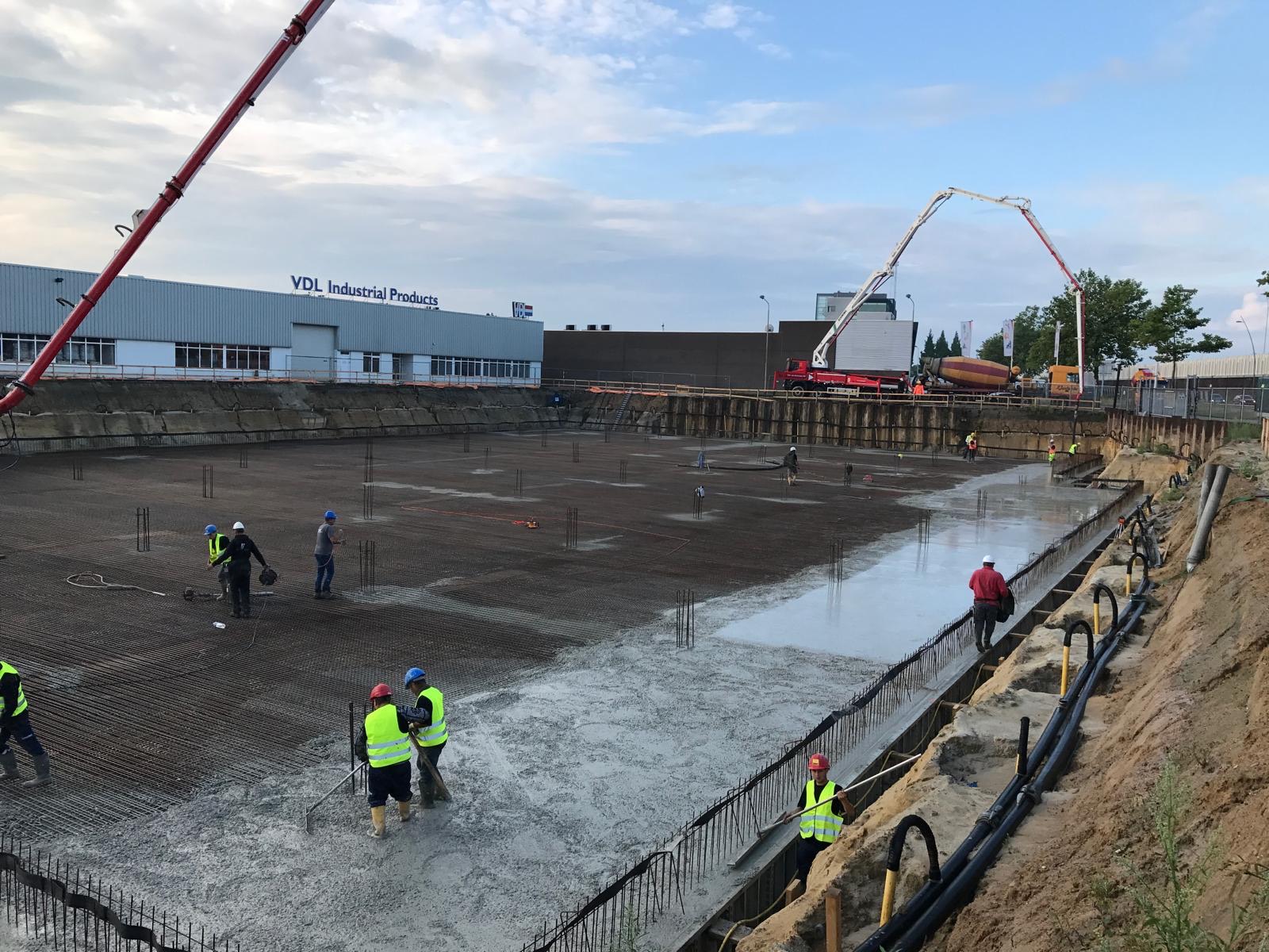 Betonage einer großen Bodenplatte mit Betonpumpen
